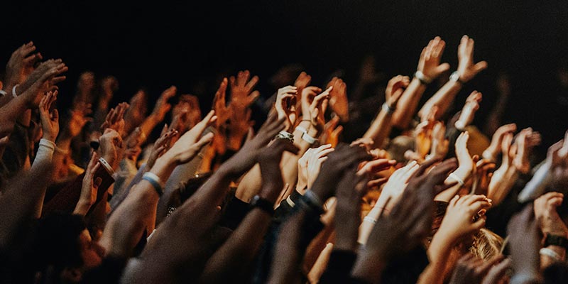 Bras tendus des croyants en louange